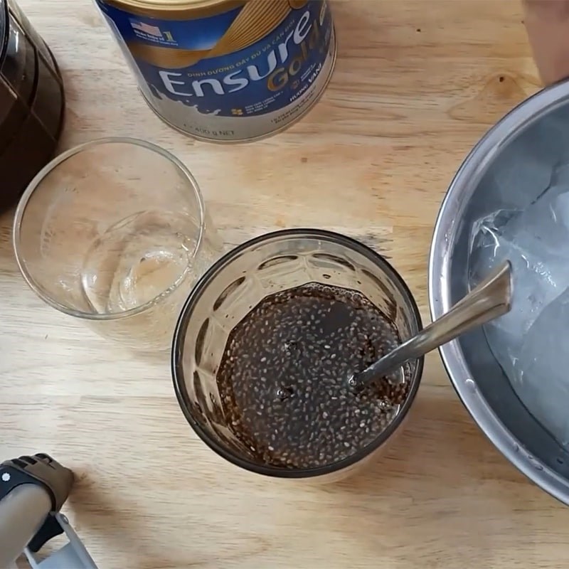 Bước 2 Pha nước sấu và hoàn thành Nước sấu hạt chia