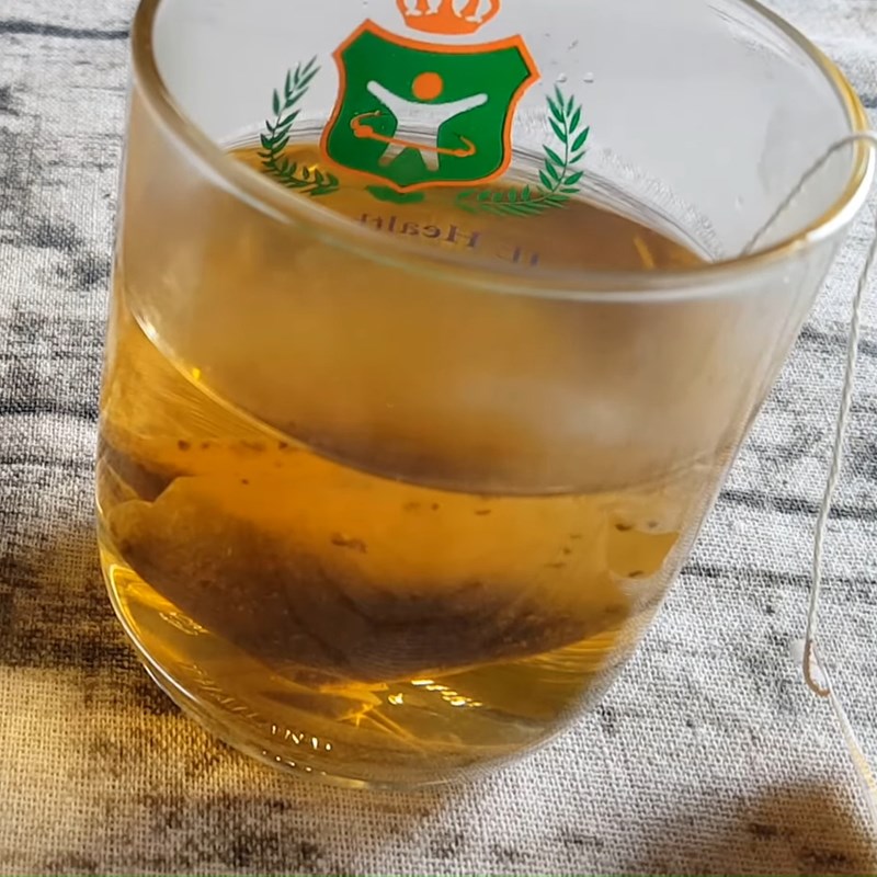 Bước 4 Pha trà và cắt nhỏ thạch đào Trà thạch đào