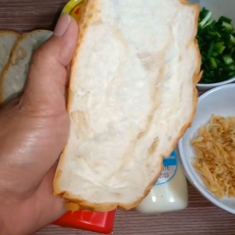 Bước 1 Phết bơ bánh mì Bánh mì nướng bơ mỡ hành