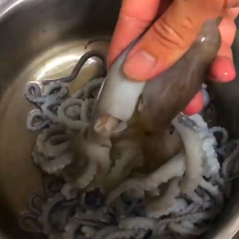 Bước 1 Sơ chế bạch tuộc Lẩu bạch tuộc nhúng ớt