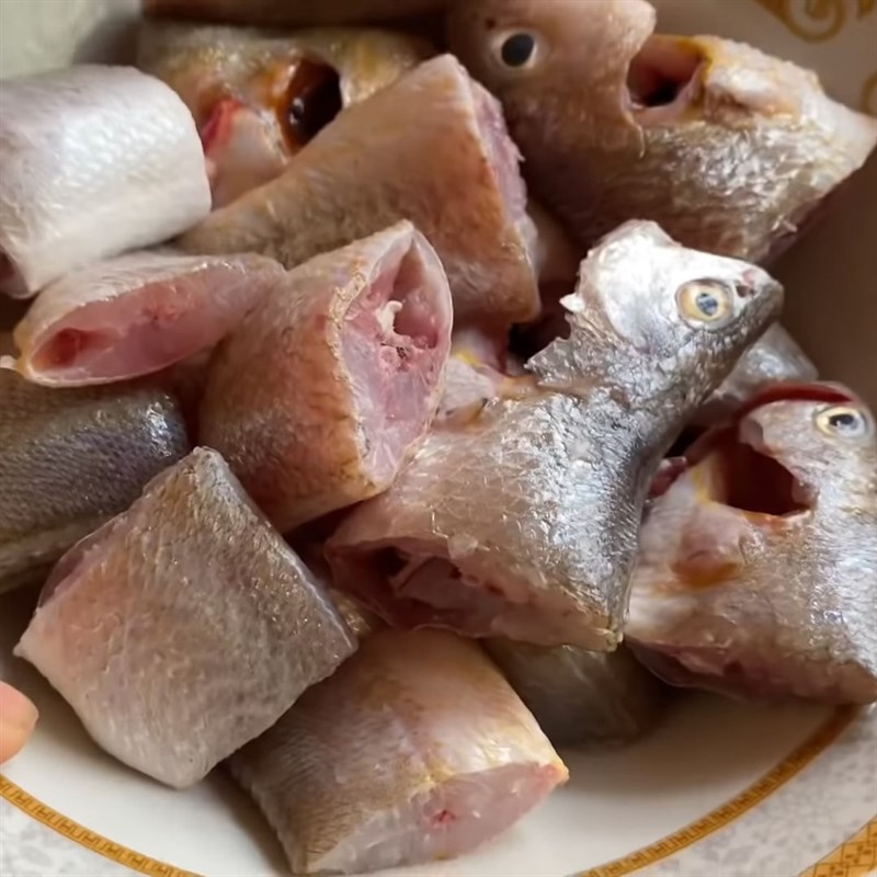 Bước 1 Sơ chế cá đù Cá đù kho khô