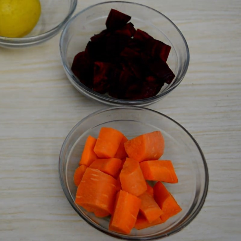 Bước 1 Sơ chế các nguyên liệu Nước ép cải bó xôi (rau bina), cà rốt và củ dền