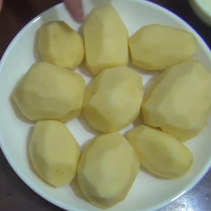 Bước 1 Sơ chế các nguyên liệu khác Thịt trâu xào khoai tây