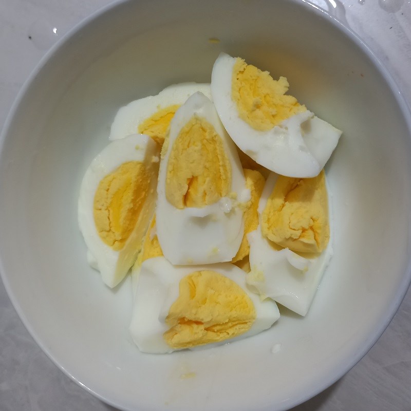 Bước 2 Sơ chế các nguyên liệu khác Rau càng cua trộn trứng và thịt