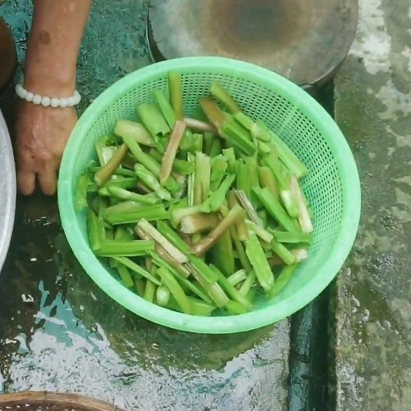 Bước 2 Sơ chế các nguyên liệu khác Cá tai tượng nấu canh chua