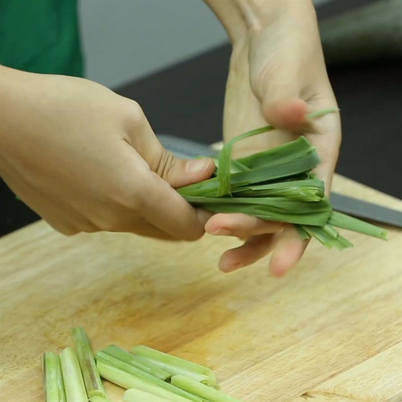 Bước 1 Sơ chế gừng với sả Trà soát gừng sả