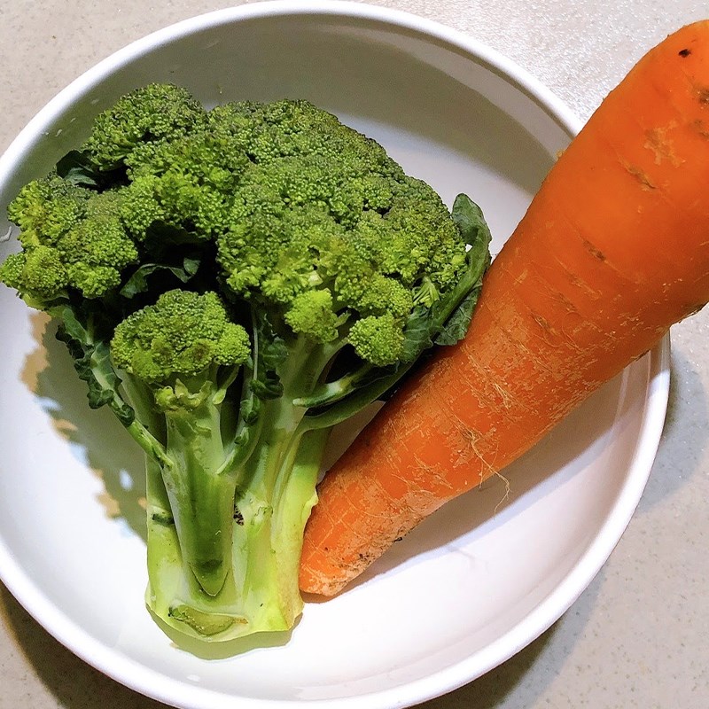 Bước 1 Sơ chế nguyên liệu Bông cải (súp lơ) xào cà rốt