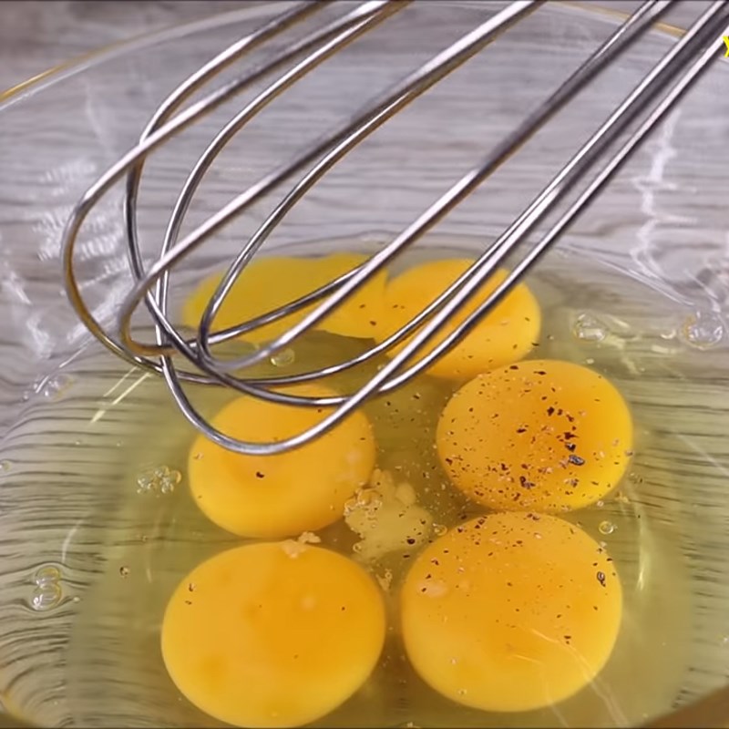Bước 1 Sơ chế nguyên liệu Trứng chiên nước mắm