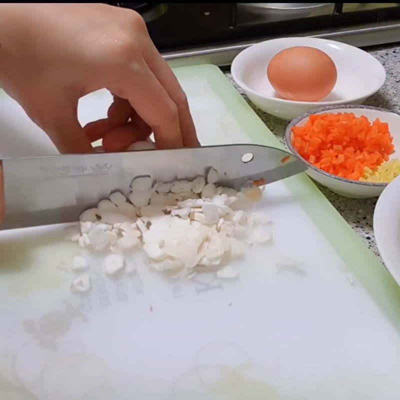 Bước 1 Sơ chế rau củ Cháo hàu cà rốt trứng gà