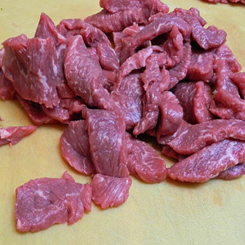 Bước 2 Sơ chế thịt bò Canh rong biển thịt bò đậu hũ nấm kim châm