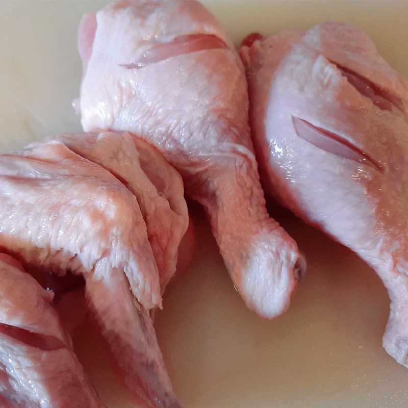 Bước 1 Sơ chế thịt gà và các nguyên liệu Gà nướng ngũ vị