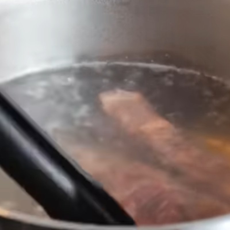 Bước 1 Sơ chế thịt và xương heo Mì khô xá xíu