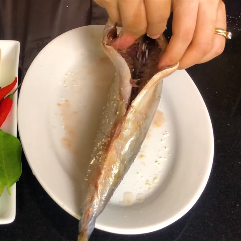 Bước 1 Sơ chế và ướp cá saba Cá saba hấp chanh