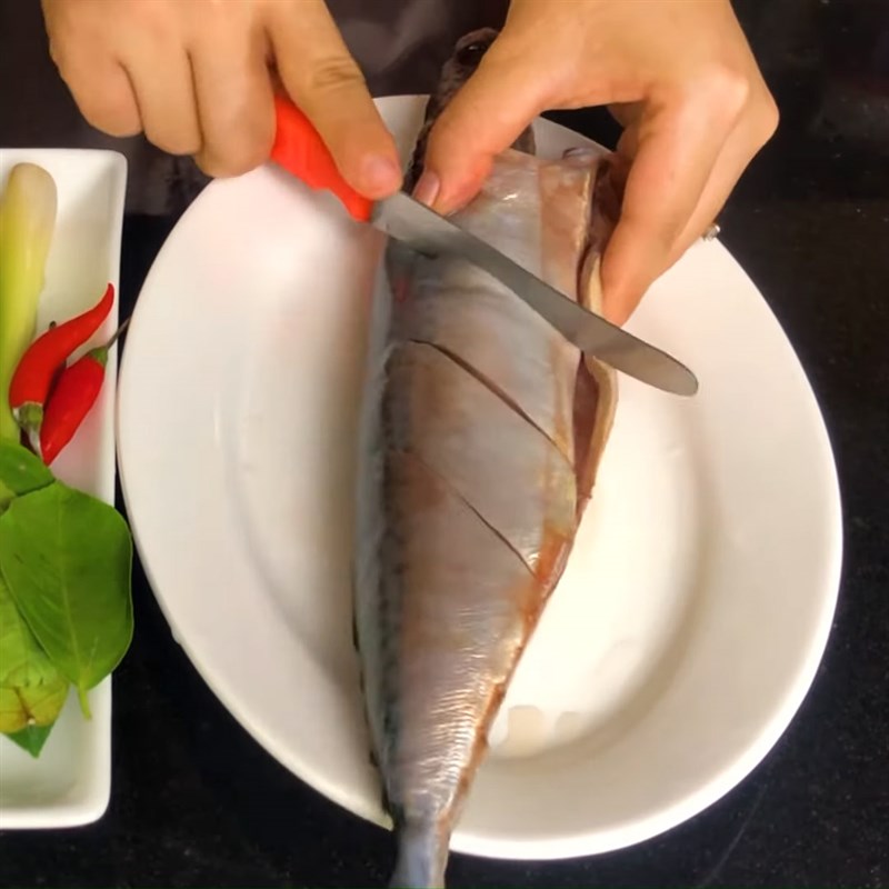 Bước 1 Sơ chế và ướp cá saba Cá saba hấp chanh