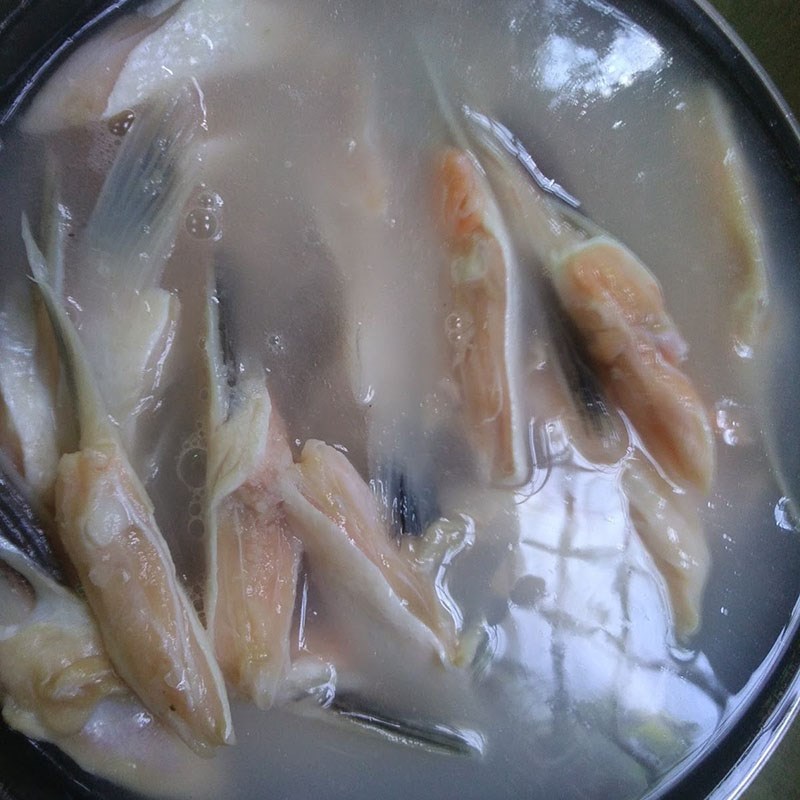 Bước 1 Sơ chế và ướp cá Canh măng chua cá hồi