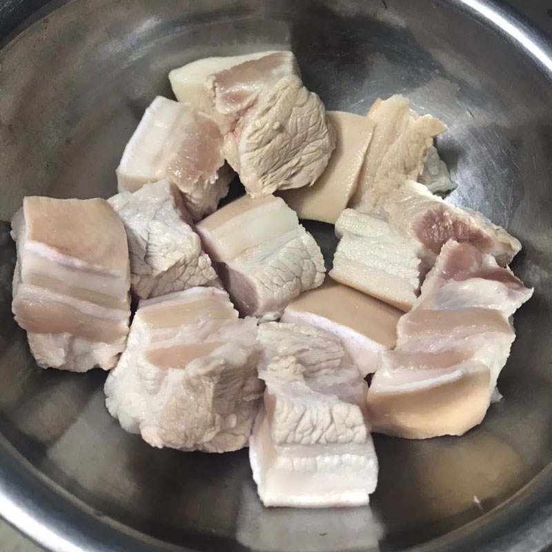 Bước 2 Sơ chế và ướp thịt Thịt kho trứng luộc nước dừa