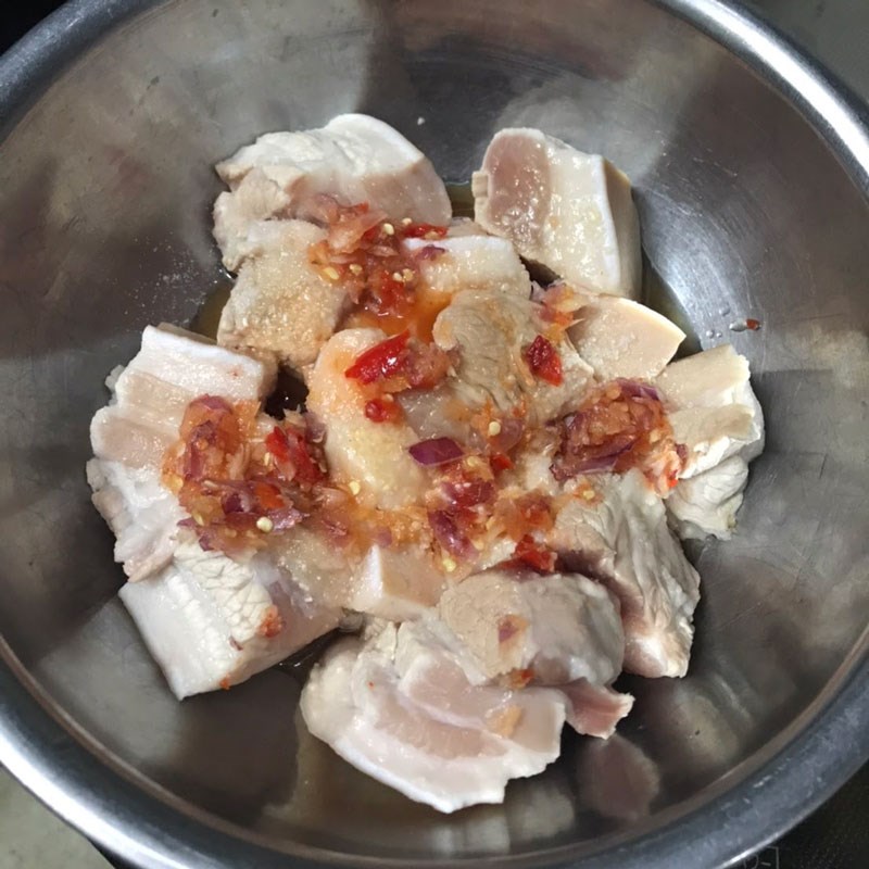 Bước 2 Sơ chế và ướp thịt Thịt kho trứng luộc nước dừa