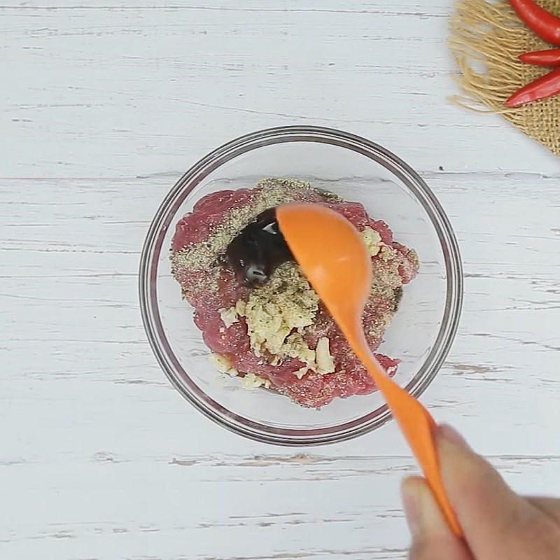 Bước 1 Sơ chế và ướp thịt bò Mì trộn chua cay thịt bò