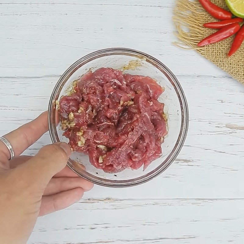 Bước 1 Sơ chế và ướp thịt bò Mì trộn chua cay thịt bò