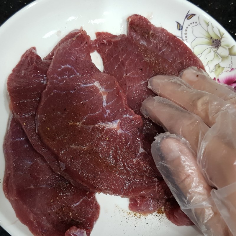 Bước 1 Sơ chế và ướp thịt bò Bò bít tết sốt phô mai và nấm