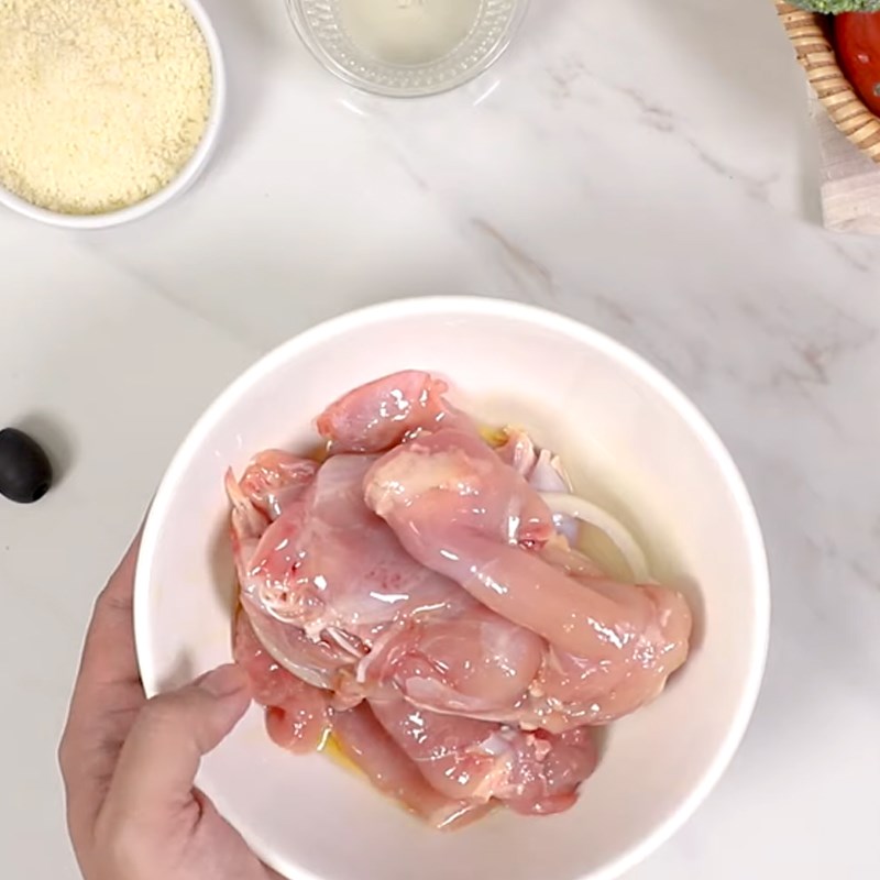 Bước 1 Sơ chế và ướp thịt gà Mỳ ý gà nấu ô liu