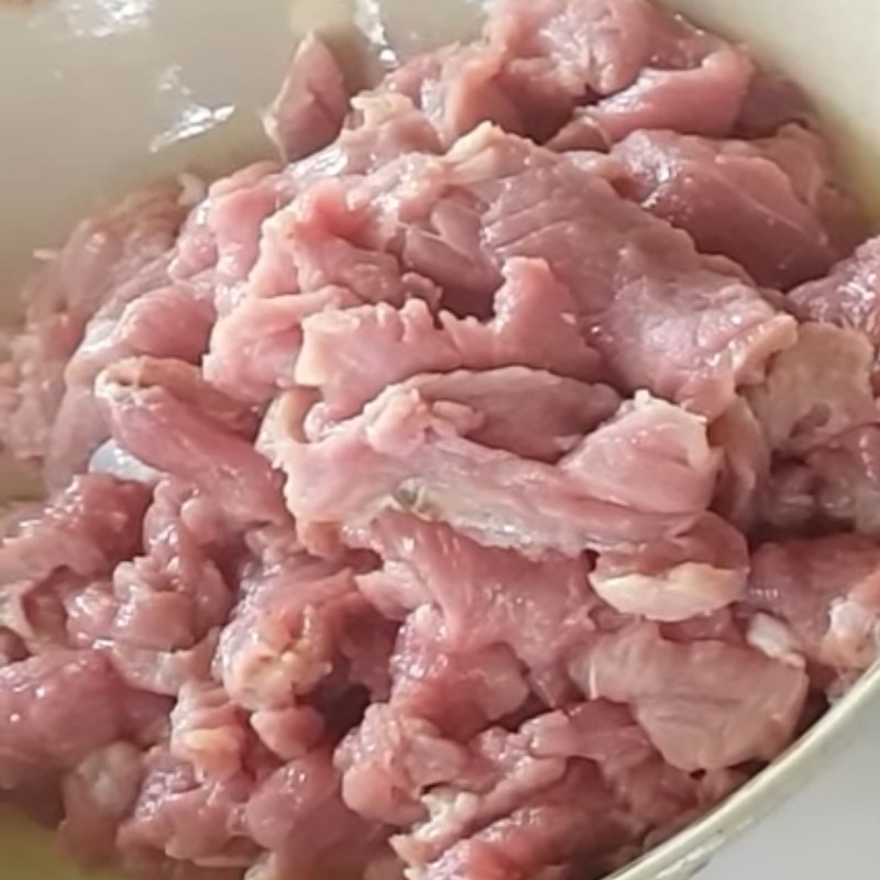 Bước 2 Sơ chế và ướp thịt trâu Thịt trâu xào rau ngổ