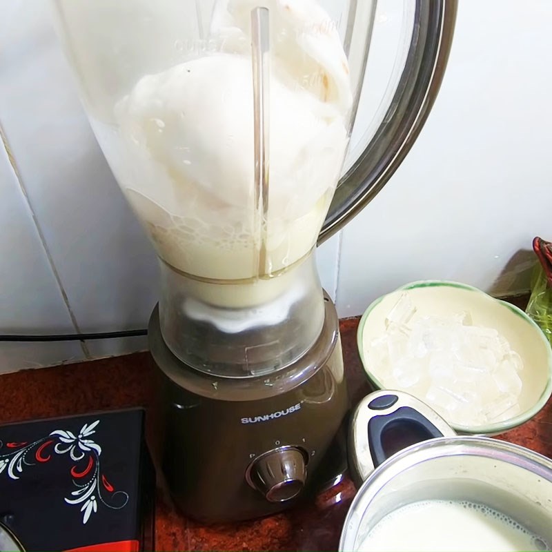 Bước 3 Sơ chế và xay cơm dừa Sinh tố ca cao dừa