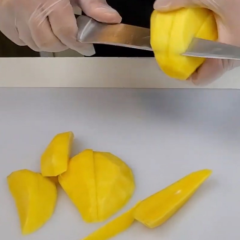 Bước 1 Sơ chế xoài Sốt xoài mayonnaise