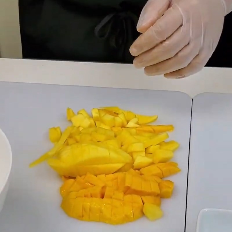 Bước 1 Sơ chế xoài Sốt xoài mayonnaise