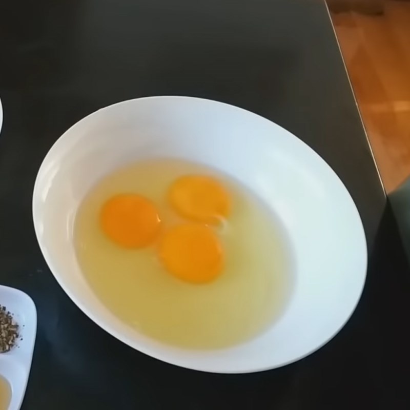 Bước 2 Tách và đánh trứng Trứng chiên bắp (ngô)