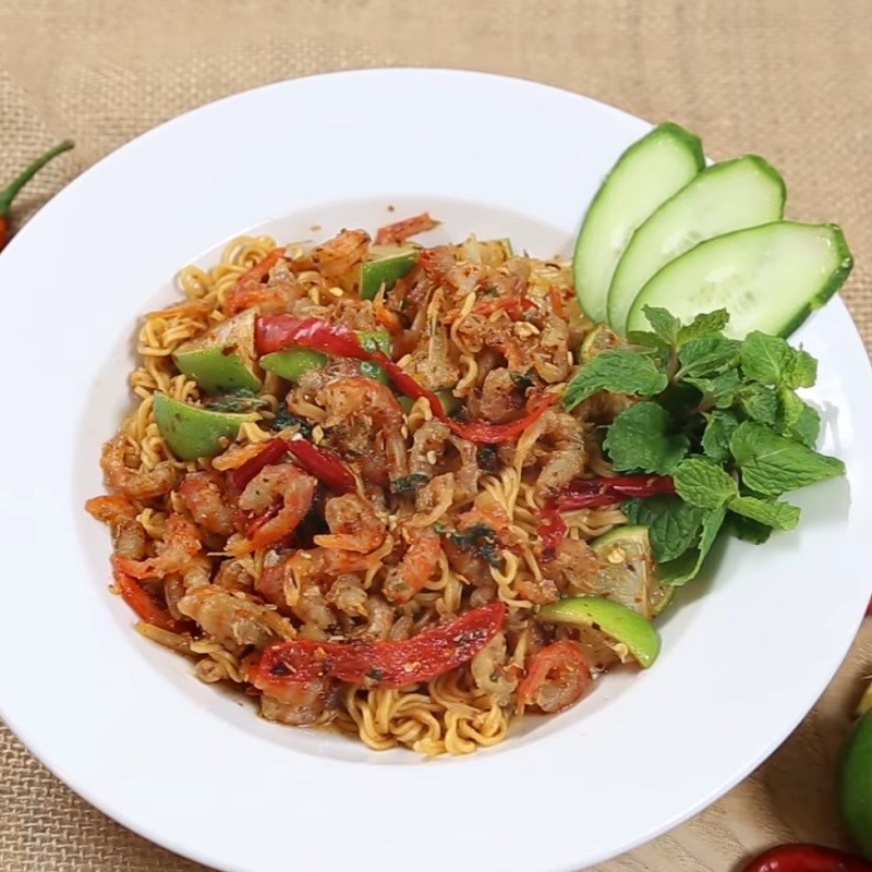 Bước 4 Thành phẩm Mì trộn chua cay tôm khô
