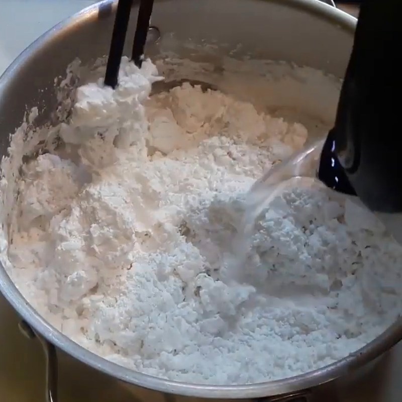 Bước 1 Trộn bột bánh Bánh bột lọc trần nhân thịt mộc nhĩ
