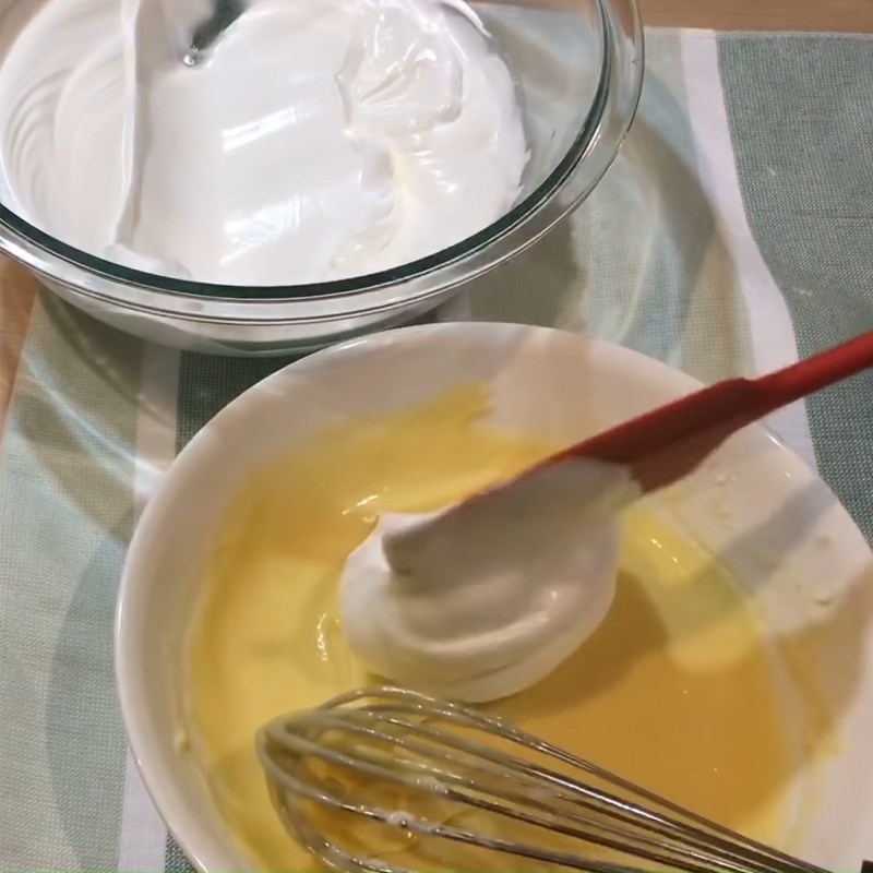 Bước 4 Trộn bột bánh với lòng trắng trứng Bánh bông lan cupcake cốt dừa