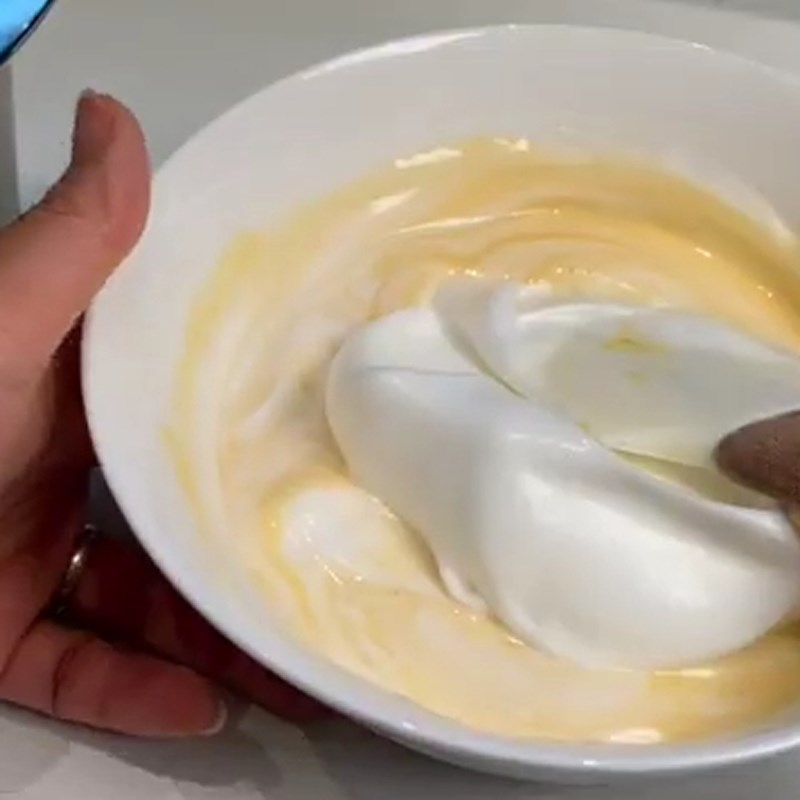Bước 3 Trộn bột với tròng trắng trứng Bánh cupcake bông lan sữa đặc
