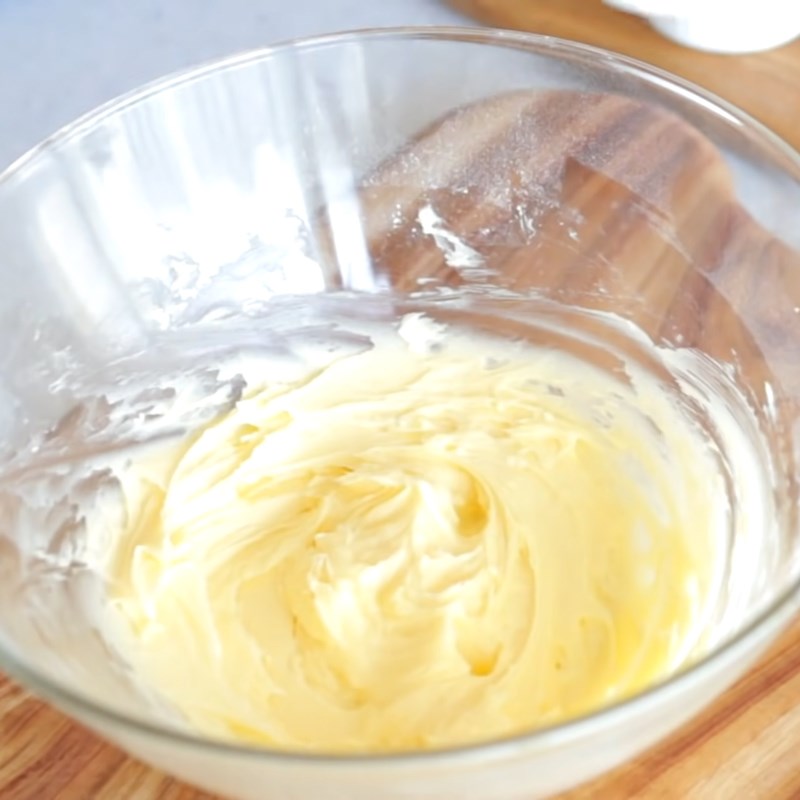 Bước 1 Trộn hỗn hợp bơ bột Bánh quy nướng hình thú bằng nồi chiên không dầu