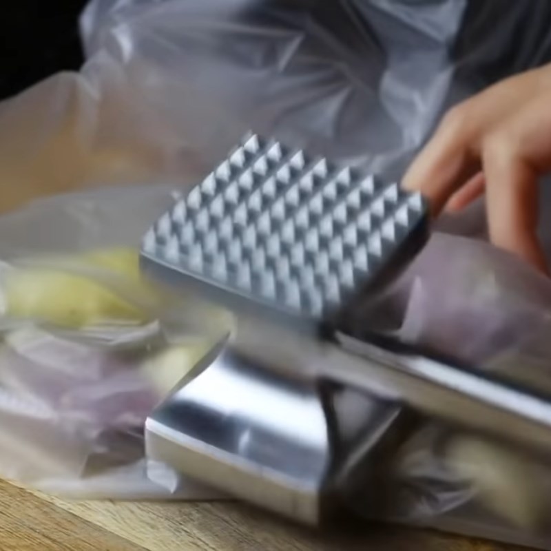 Bước 2 Trộn hỗn hợp sốt xá xíu Mì khô xá xíu