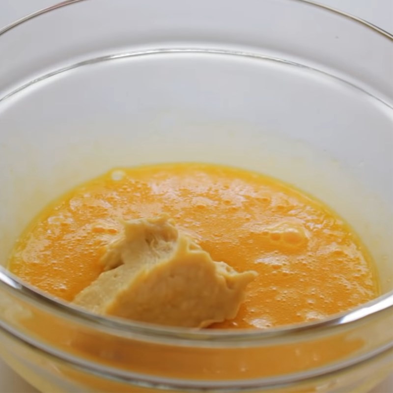 Bước 1 Trộn hỗn hợp trứng Bánh chiffon sầu riêng
