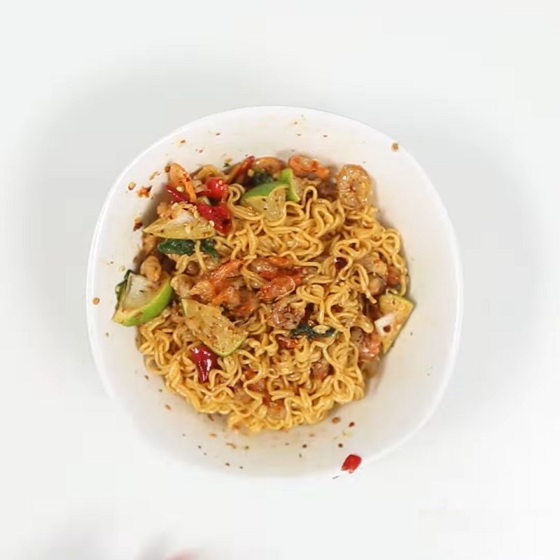 Bước 3 Trộn mì Mì trộn chua cay tôm khô