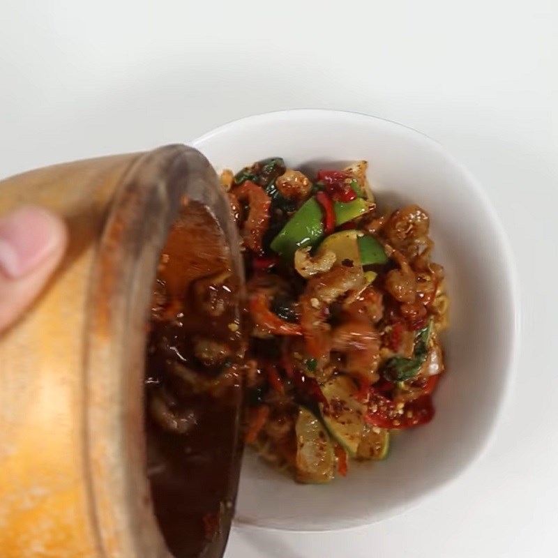 Bước 3 Trộn mì Mì trộn chua cay tôm khô