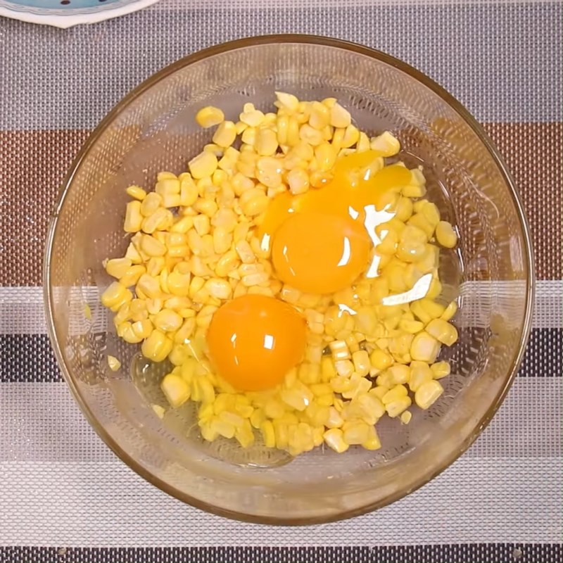 Bước 2 Trộn trứng với bắp Trứng chiên bắp (ngô) và xúc xích
