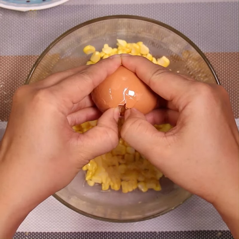 Bước 2 Trộn trứng với bắp Trứng chiên bắp (ngô) và xúc xích