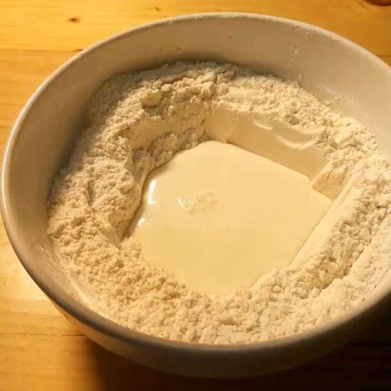 Bước 1 Trộn và nhồi bột bánh Bánh su kem chiên xù
