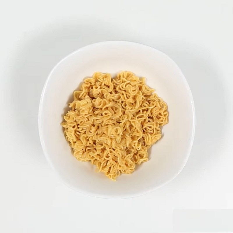 Bước 2 Trụng mì Mì trộn chua cay tôm khô