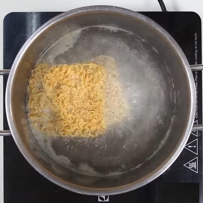 Bước 2 Trụng mì Mì trộn chua cay tôm khô