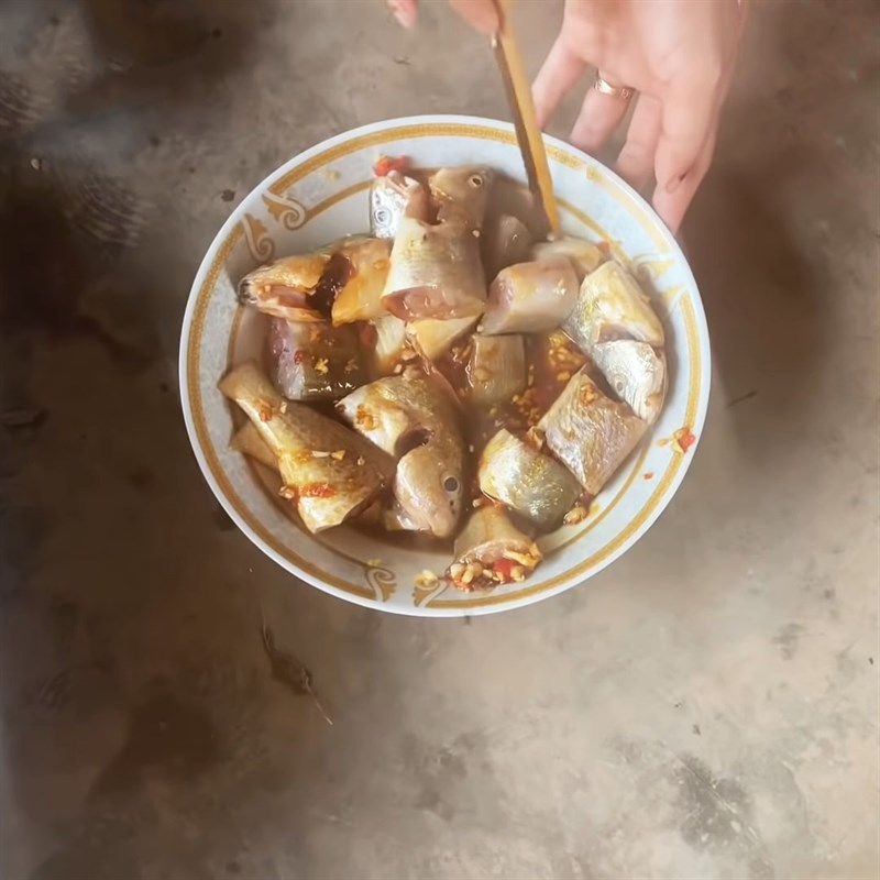 Bước 2 Ướp cá đù Cá đù kho khô