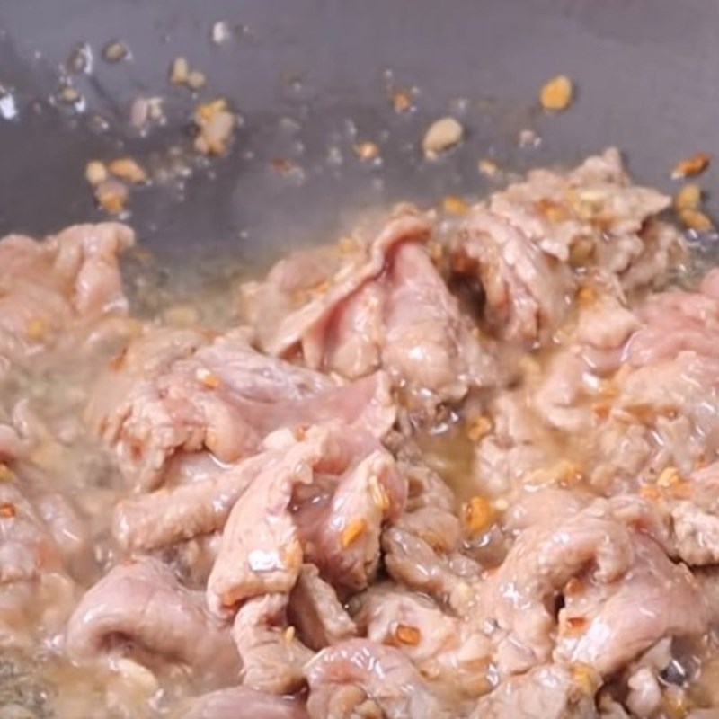 Bước 3 Ướp thịt và nấu canh Canh rong biển thịt bò đậu hũ nấm kim châm