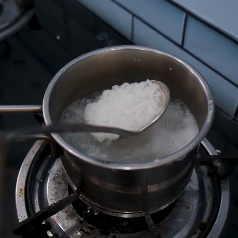 Bước 2 Vo gạo và nấu cháo trắng Cháo trứng cá hồi
