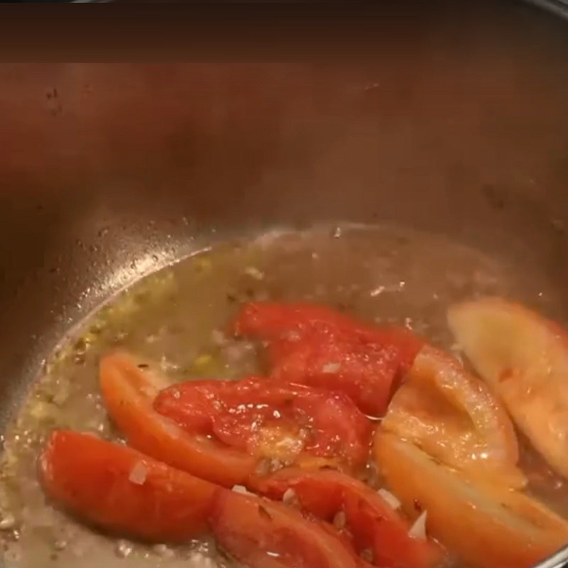 Bước 2 Xào quả cà chua Canh cá diêu hồng nấu nướng ngót