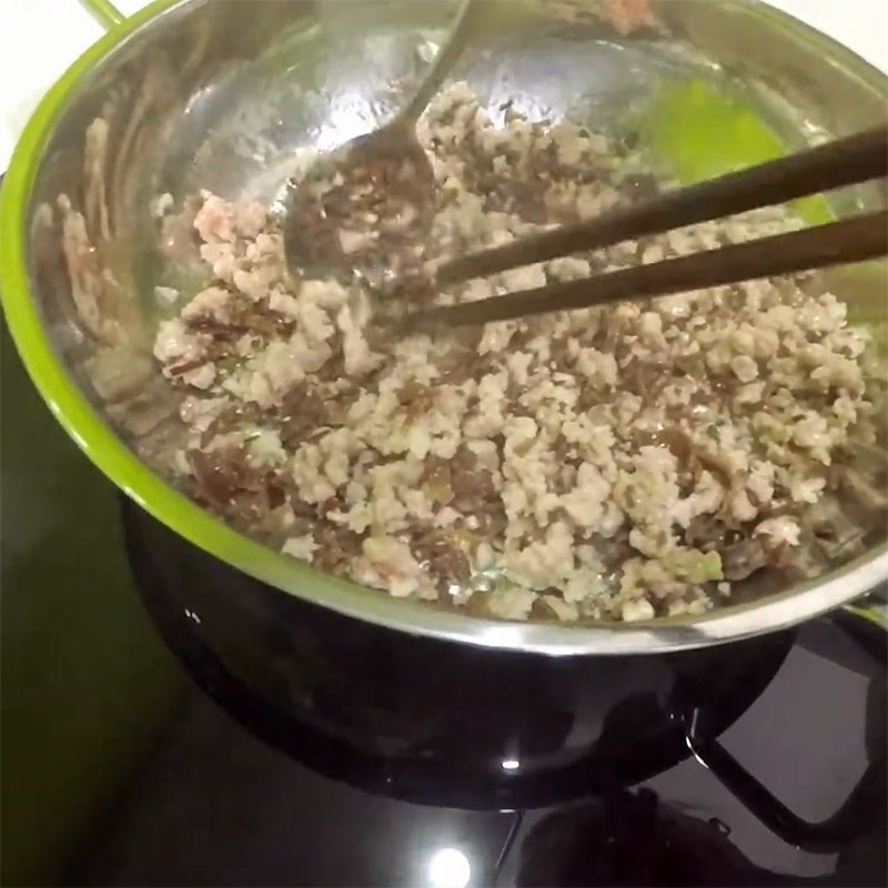 Bước 4 Xào thịt băm và nấm mèo Cháo sườn nấu bằng bột gạo