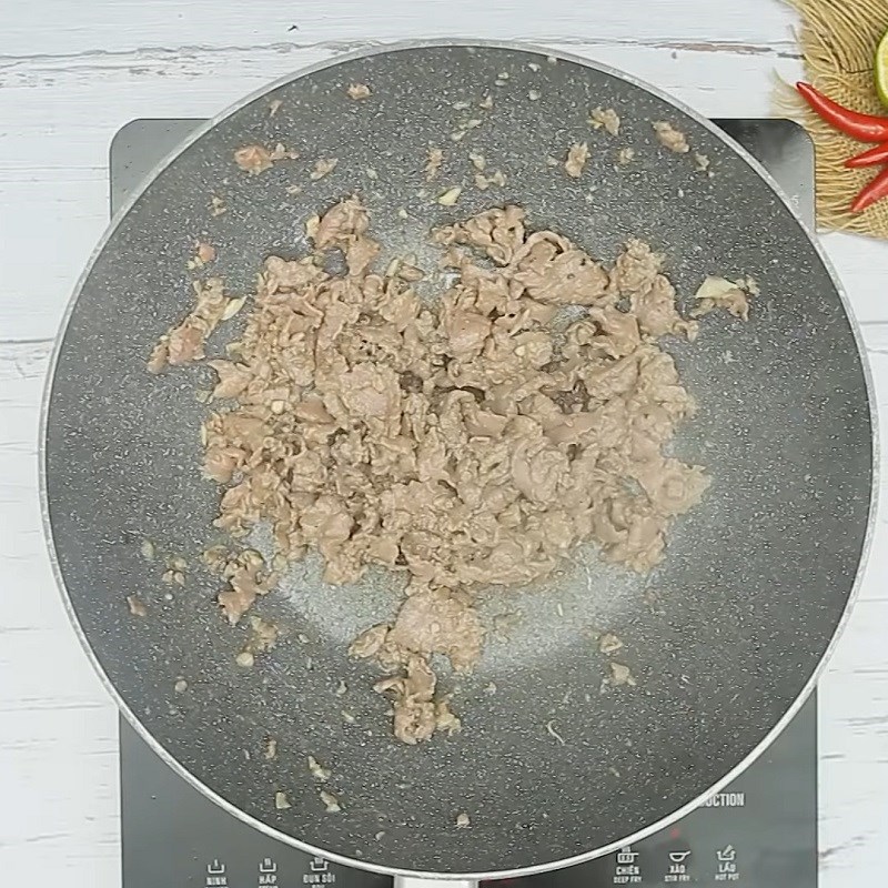 Bước 3 Xào thịt bò Mì trộn chua cay thịt bò